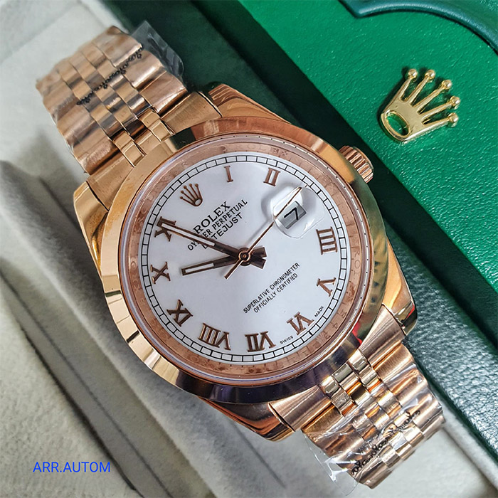 Reloj Rolex Oyster Perpetual Datejust con esfera blanca, detalles en oro rosa y brazalete de acero inoxidable, perfecto para quienes buscan un reloj elegante y moderno.