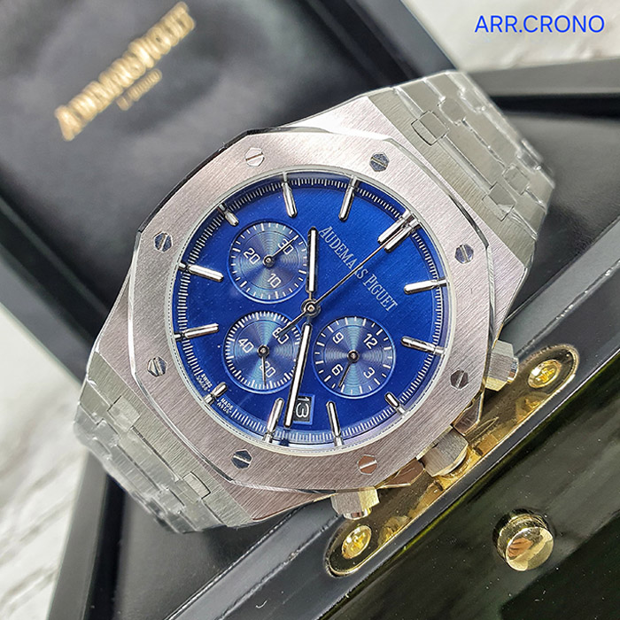 Reloj Audemars Piguet estilo Royal Oak con cronógrafo y carátula azul, diseño moderno con detalles de lujo y brazalete metálico.