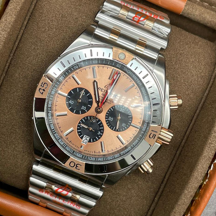 Reloj Breitling Chronometer con carátula en color oro rosa y brazalete metálico, perfecto para estilos modernos y refinados.