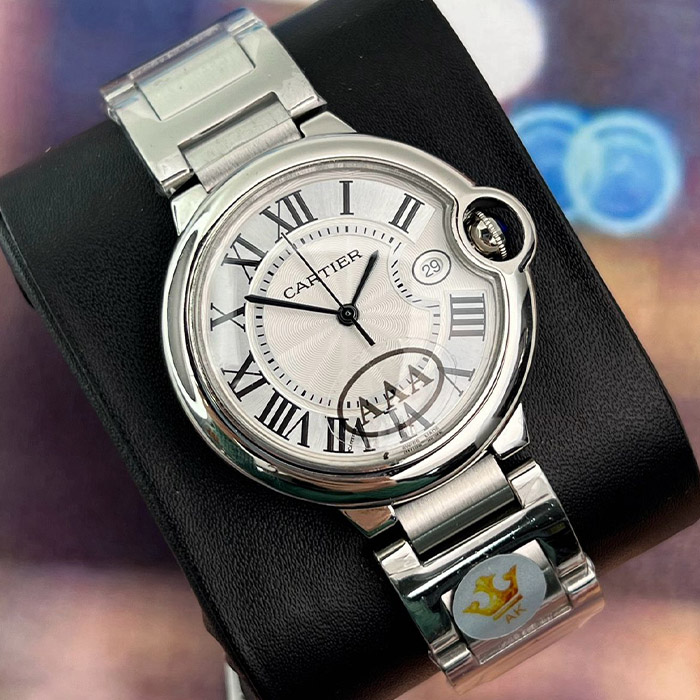 Cartier Ballon Bleu 36mm Automático en acero inoxidable con números romanos en la esfera y diseño sofisticado. Un reloj de lujo con una estética moderna y elegante.
