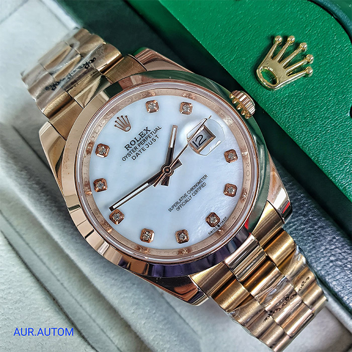 Reloj Rolex Oyster Perpetual Datejust con esfera blanca y detalles en oro rosa, adornado con diamantes, ideal para quienes buscan un reloj lujoso y versátil.