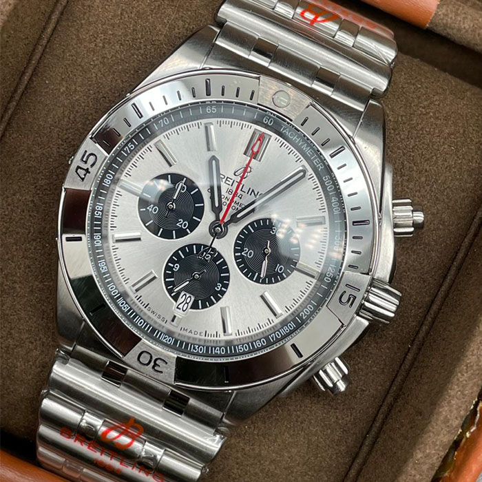 Reloj Breitling Chronometer Silver Edition con carátula plateada y brazalete metálico, perfecto para un estilo elegante y moderno.