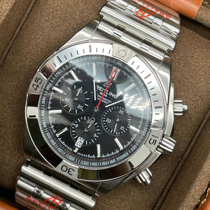 Reloj Breitling Chronometer Black Edition con carátula negra y brazalete metálico, ideal para quienes buscan un estilo sofisticado y moderno.