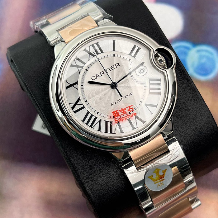 Cartier Ballon Bleu 42mm Automático en acero inoxidable con detalles en oro, cristal de zafiro y un diseño sofisticado con números romanos.