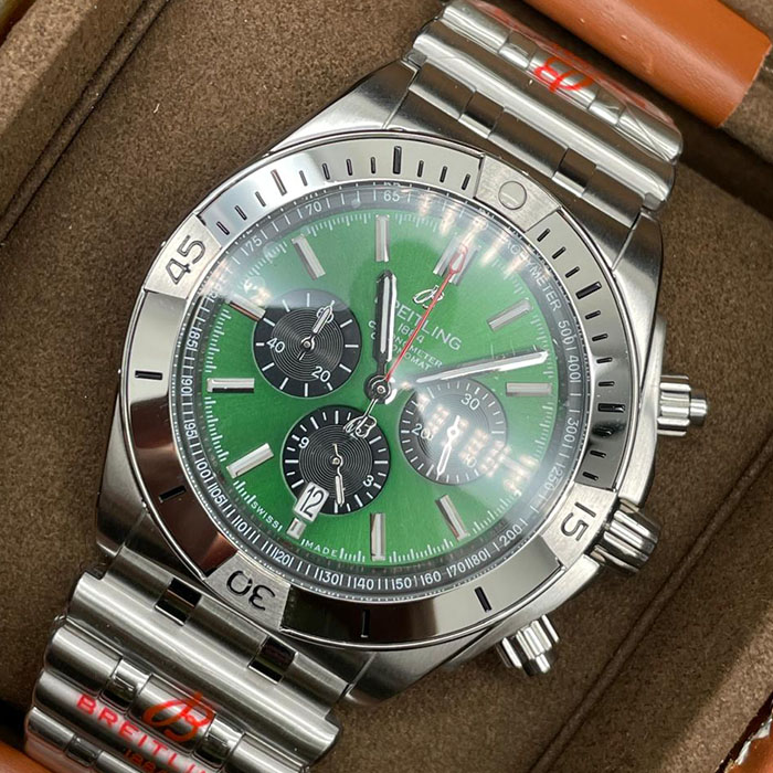 Reloj Breitling Chronometer Green Edition con carátula verde y brazalete metálico, diseñado para quienes buscan un accesorio llamativo y exclusivo.