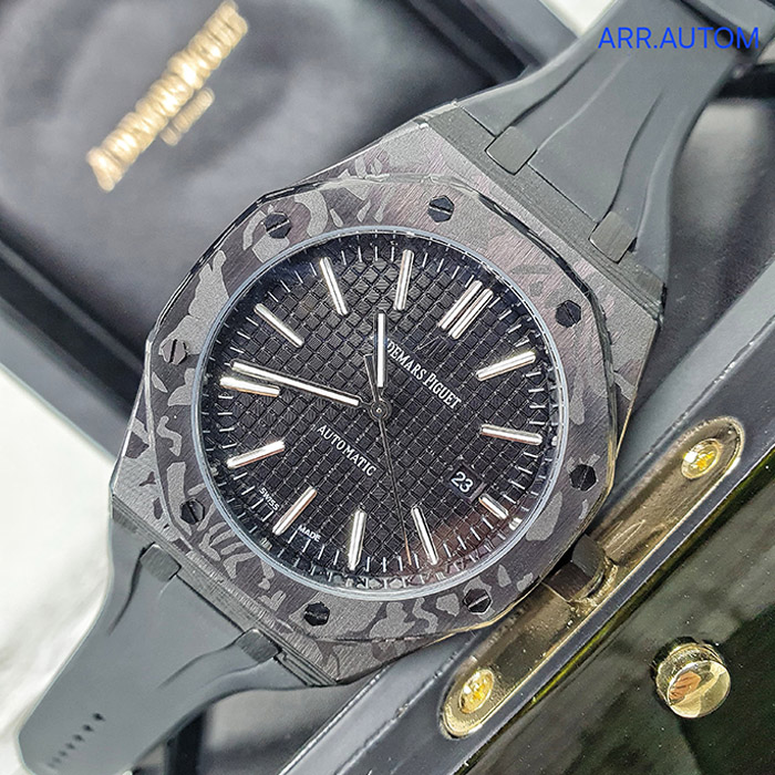 Reloj Audemars Piguet Royal Oak Camo Edition con diseño en tonos oscuros y camuflados, maquinaria automática y correa de silicona resistente, perfecto para un estilo atrevido y elegante.