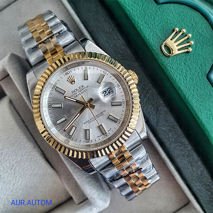 Reloj Rolex Oyster Perpetual Datejust con esfera plateada, detalles en oro amarillo y brazalete combinado de acero inoxidable y oro, ideal para quienes buscan lujo y estilo en un reloj.