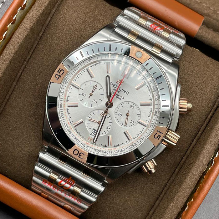 Reloj Breitling Chronometer Silver Edition con carátula plateada y brazalete metálico, diseñado para un estilo sofisticado y atemporal.