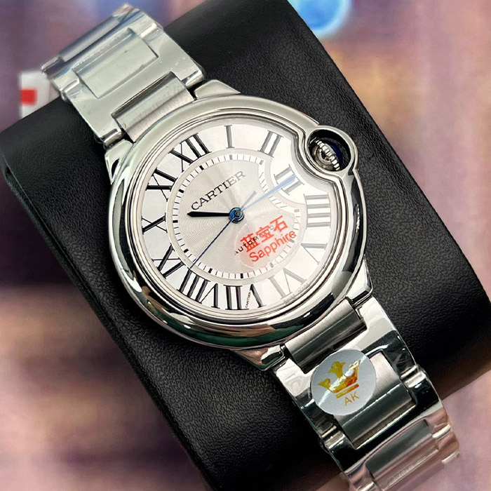 Cartier Ballon Bleu 36mm Automático con caja de acero inoxidable y detalles en cristal de zafiro. Diseño sofisticado con números romanos.