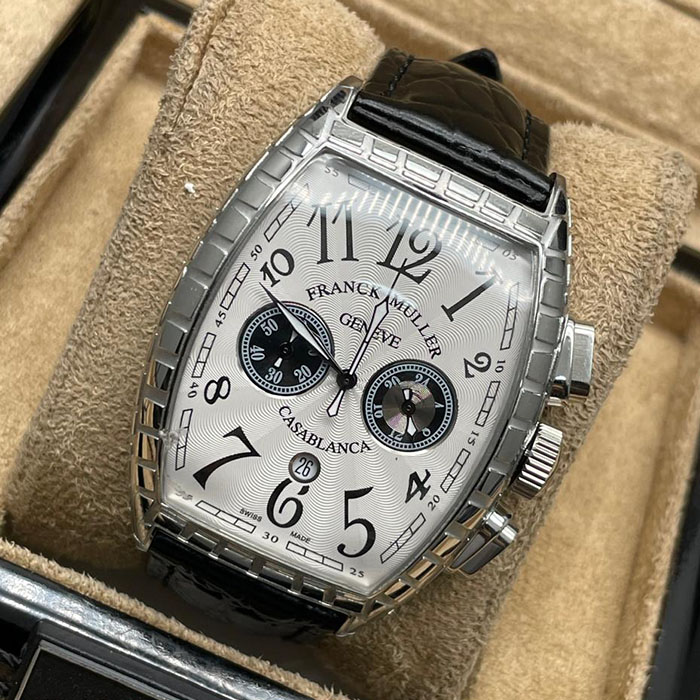 Franck Muller Geneve Casablanca, reloj de lujo con caja de acero inoxidable, esfera plateada y correa de cuero negro, diseño único y elegante.