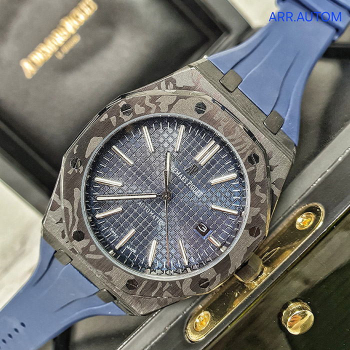 Reloj Audemars Piguet Royal Oak Blue Camo Edition con diseño camuflado en tonos azules, maquinaria automática y correa de silicona resistente, ideal para destacar con estilo.