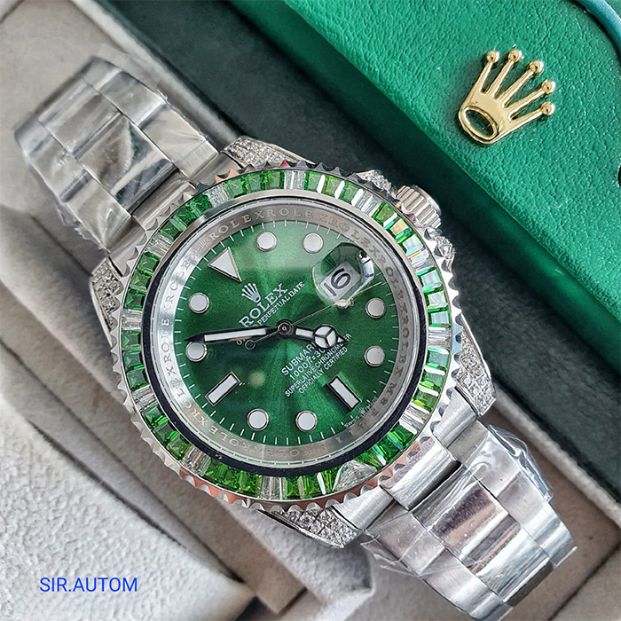 Reloj Rolex Oyster Perpetual Submariner con esfera verde y bisel verde esmeralda, con brazalete de acero inoxidable, ideal para quienes buscan un reloj de lujo resistente y elegante.