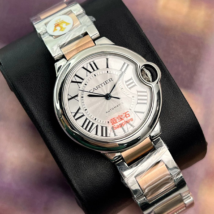 Cartier Ballon Bleu 36mm Automático con caja de acero inoxidable y cristal de zafiro. Esfera blanca con números romanos y detalles refinados.