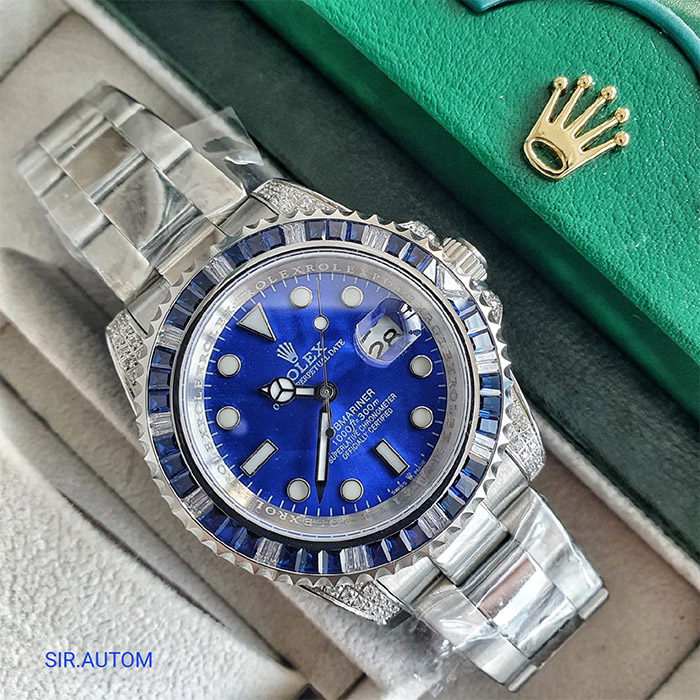 Reloj Rolex Oyster Perpetual Submariner con esfera azul, bisel de zafiro, y brazalete de acero inoxidable, ideal para quienes buscan lujo, resistencia y estilo en un solo reloj.
