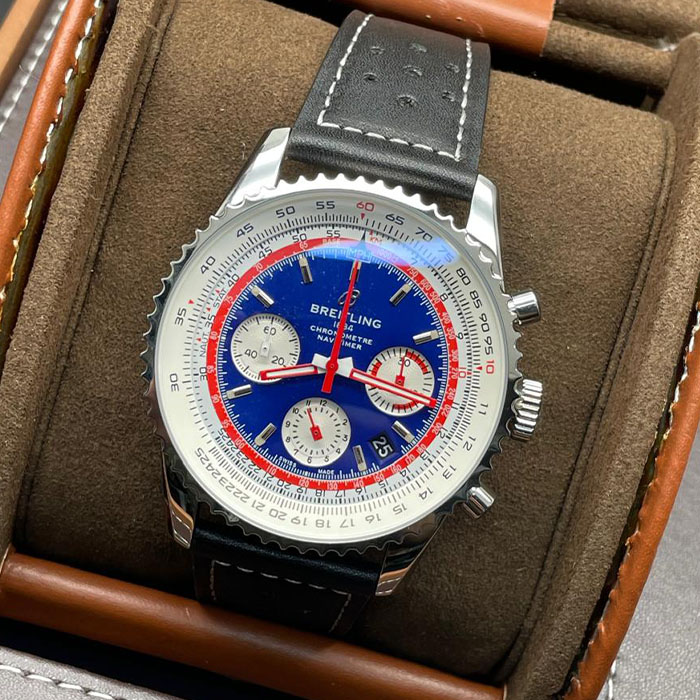 Reloj Breitling Navitimer Chronometer Tricolor Edition con carátula tricolor y correa de cuero negro, un diseño único y sofisticado.