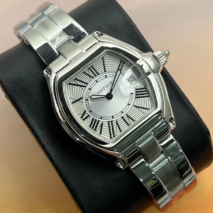 Cartier Santos 36mm Automático con caja de acero inoxidable, esfera plateada y detalles elegantes, ideal para un look sofisticado.