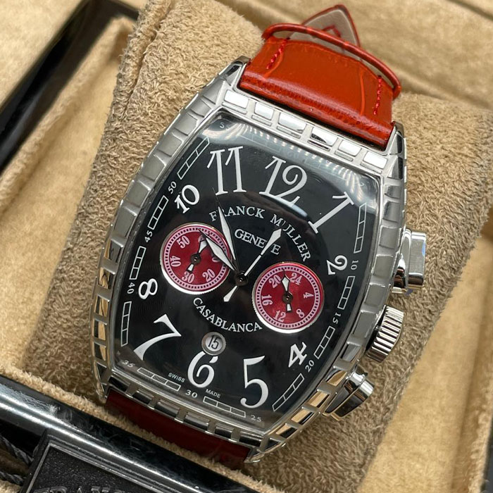 Franck Muller Geneve Casablanca, reloj de lujo con caja de acero inoxidable, esfera negra con detalles rojos, ideal para quienes buscan un estilo único y audaz.