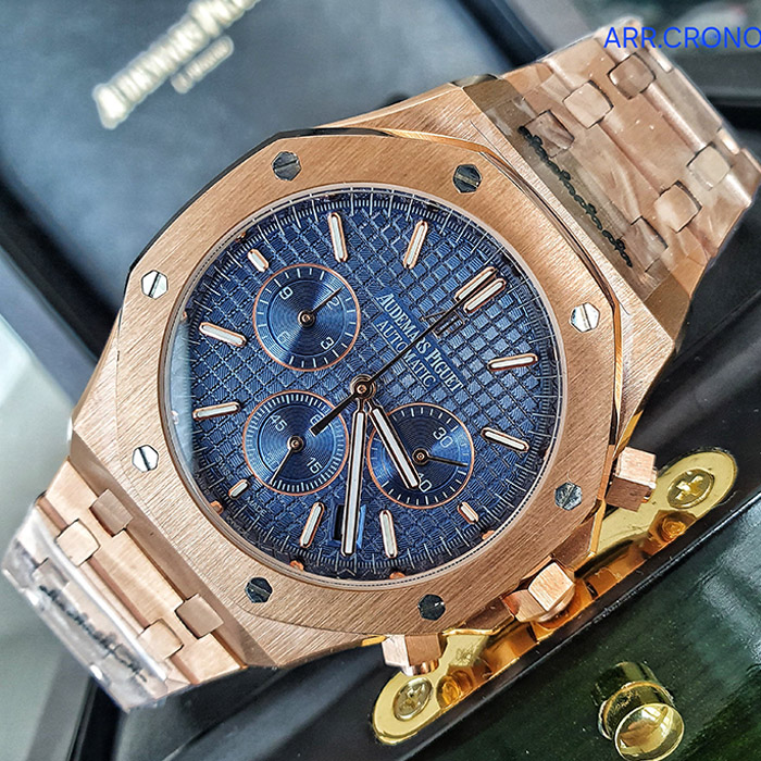 Reloj Audemars Piguet Royal Oak en tono dorado con esfera azul, cronógrafo y diseño exclusivo, perfecto para un estilo elegante y moderno.