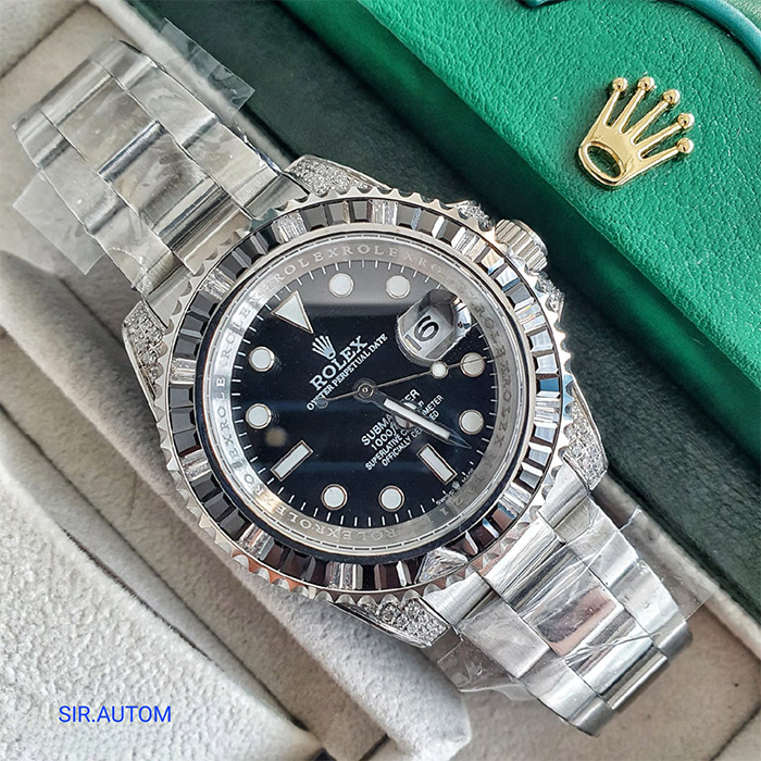 Reloj Rolex Oyster Perpetual Submariner con esfera negra, bisel de zafiro y brazalete de acero inoxidable, ideal para quienes buscan lujo, resistencia y estilo.