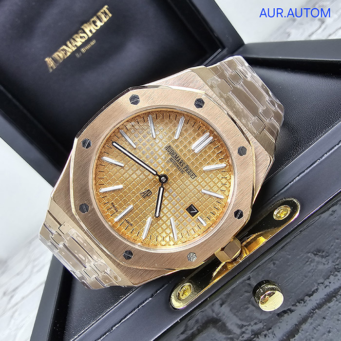 Audemars Piguet Royal Oak Automatic con caja de acero inoxidable y dial dorado, elegante y sofisticado para aquellos que buscan un reloj de lujo.