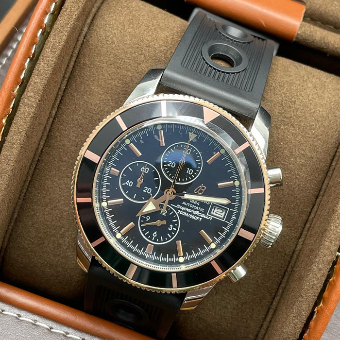 Reloj Breitling Automatic Chronograph con diseño deportivo, cronógrafo funcional y acabados elegantes.