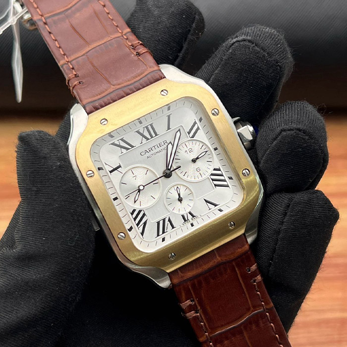 Cartier Santos automático con caja de acero inoxidable, bisel dorado y correa de cuero marrón, ideal para quienes buscan un diseño elegante y atemporal.