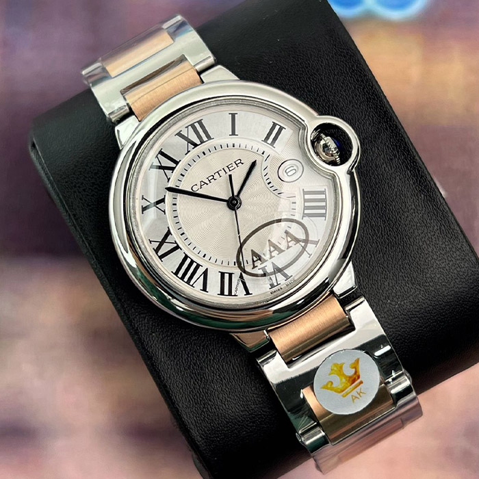 Cartier Ballon Bleu 36mm Automático con caja de acero inoxidable y detalles en oro rosa, esfera plateada y números romanos.