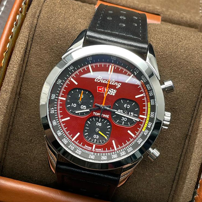 Reloj Breitling Top Time Racing Edition con carátula roja y correa de cuero negro, inspirado en el diseño clásico de los autos de carrera.