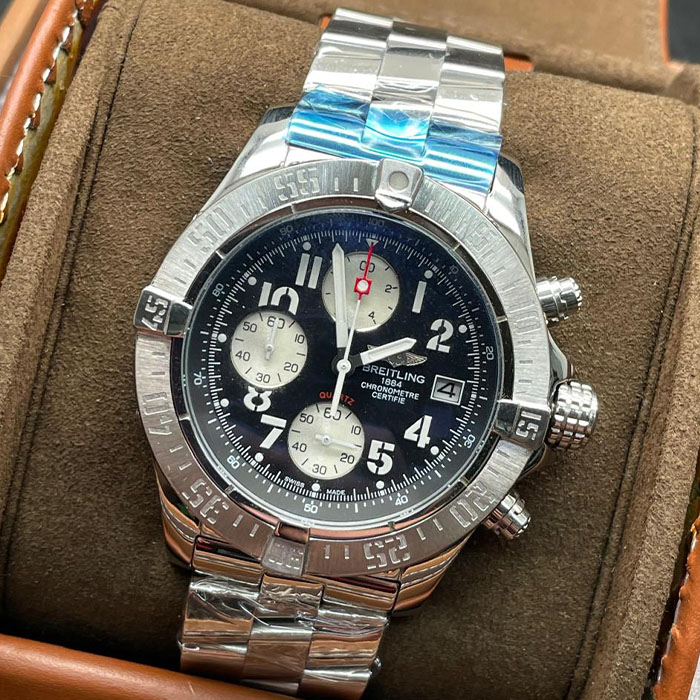 Reloj Breitling Chronometer Certifie Black Edition con carátula negra, brazalete metálico y diseño clásico para hombres modernos.