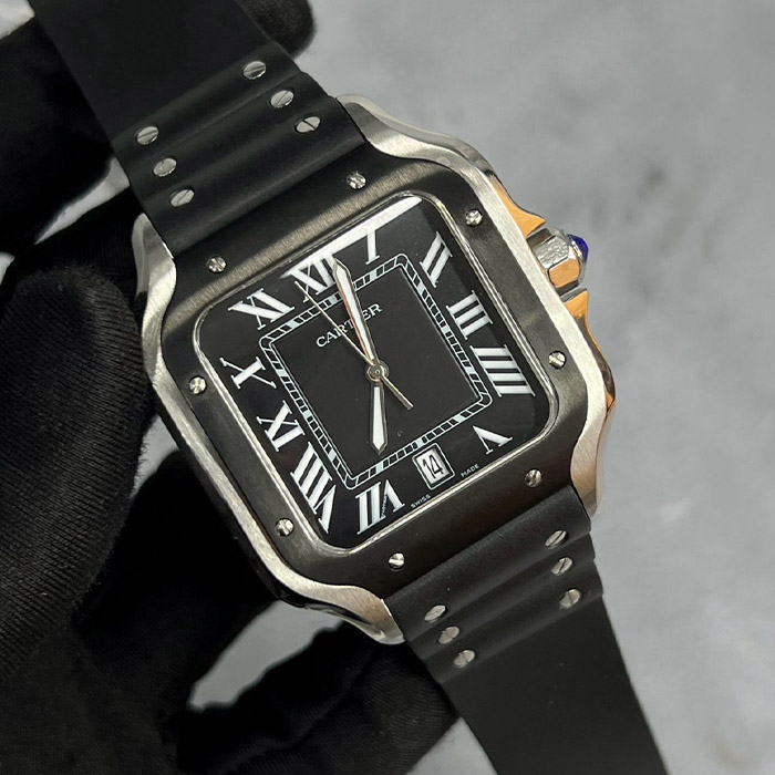 Cartier Santos 38mm Automático con caja de acero inoxidable, correa de caucho negro, y detalles en oro rosa, esfera negra con números romanos.