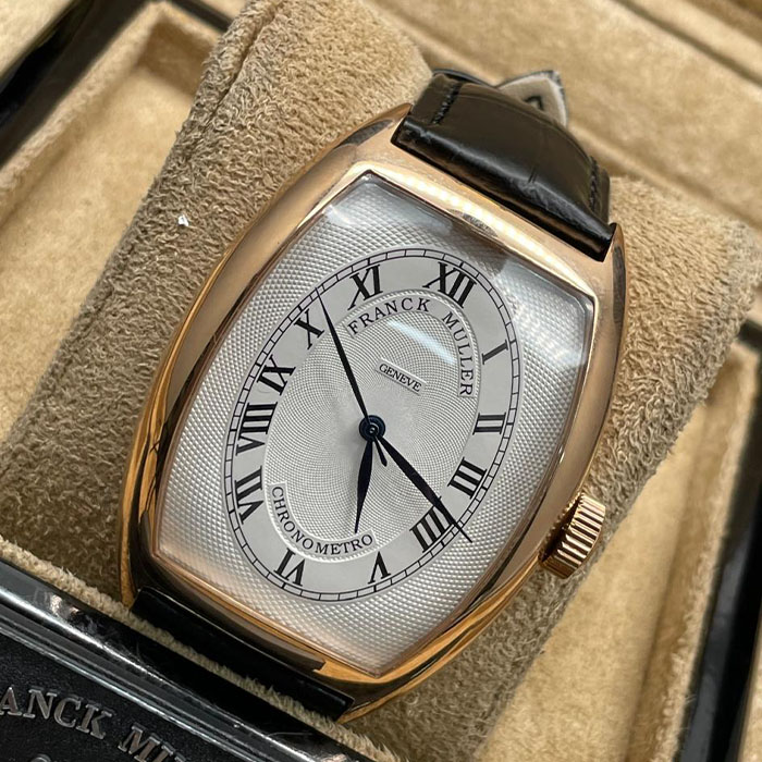 Franck Muller Geneve Chronometro, reloj de lujo con diseño sobrio y números romanos, ideal para un estilo clásico y elegante.