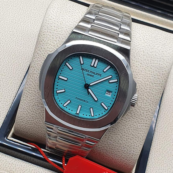 Reloj estilo Patek Philippe Geneva con esfera azul turquesa y brazalete metálico de 40mm, diseño moderno y elegante.