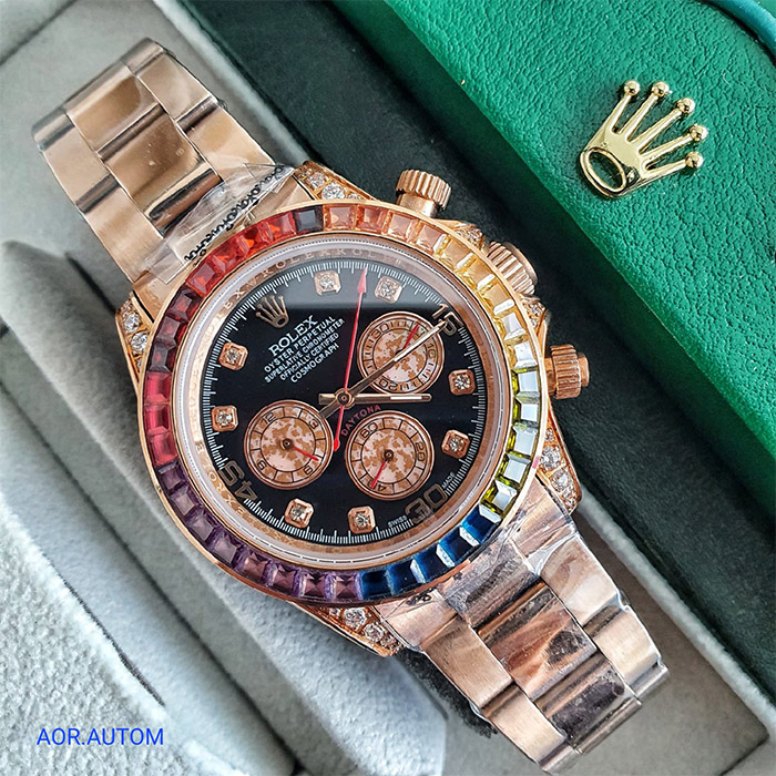Reloj Rolex Oyster Perpetual Daytona con bisel multicolor y detalles en oro rosa, con cronógrafo y brazalete de acero inoxidable, ideal para quienes buscan lujo y estilo deportivo.