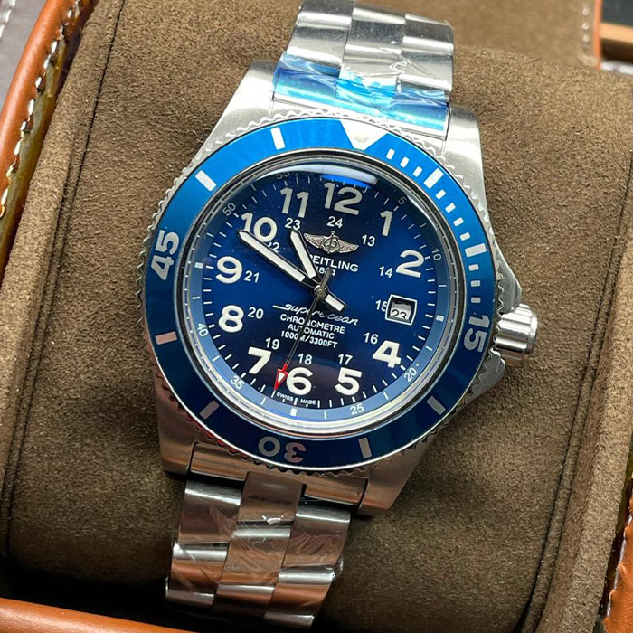 Reloj Breitling Superocean Chronometer Automatic Blue Edition con carátula azul y brazalete metálico, perfecto para estilo y funcionalidad.