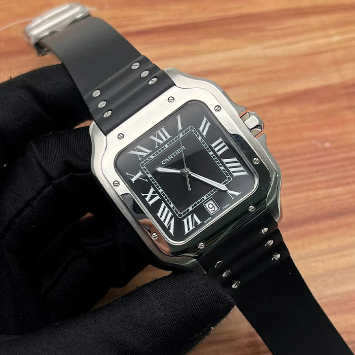 Cartier Santos 38mm Automático con caja de acero inoxidable, correa de caucho negro, detalles en la esfera con números romanos.