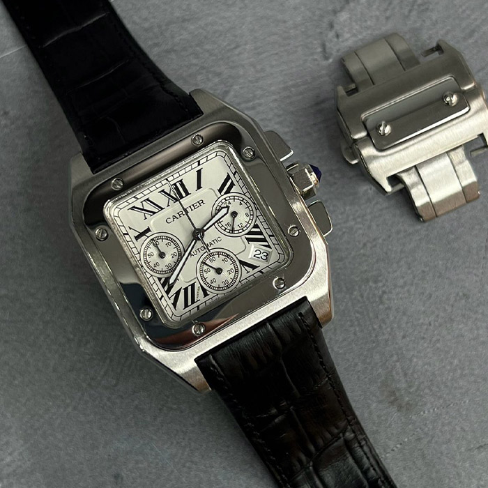 Cartier Santos Cronógrafo 40mm con caja de acero inoxidable, esfera con cronógrafo, correa de cuero negro, y detalles de fecha.