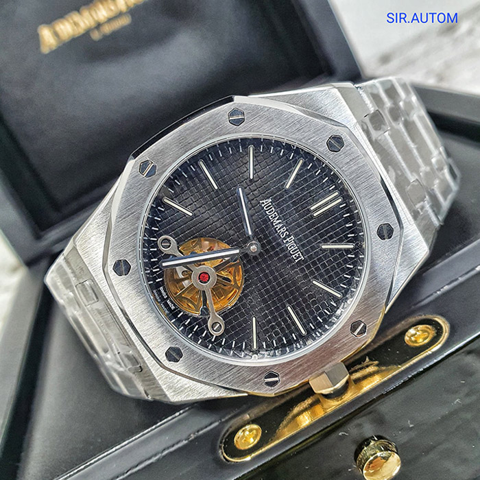 Reloj Audemars Piguet Royal Oak con diseño plateado, esfera esqueleto y maquinaria automática, perfecto para un estilo sofisticado y moderno.