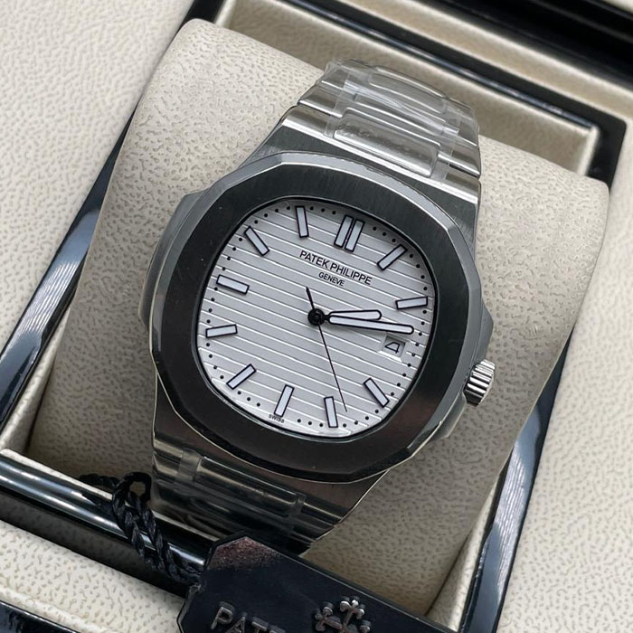 Reloj estilo Patek Philippe Geneva con esfera plateada y brazalete metálico, diseño de 40mm ideal para un estilo sofisticado.