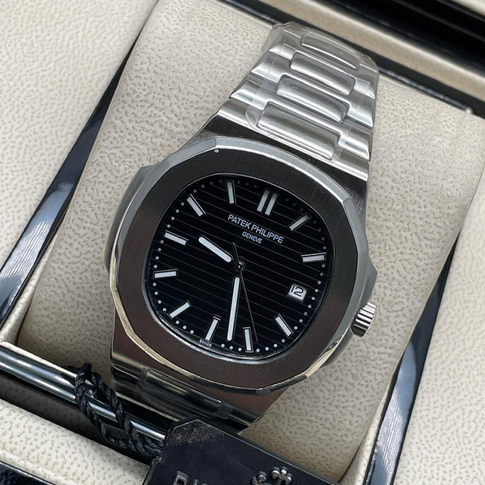 Reloj estilo Patek Philippe Geneva con esfera negra y brazalete metálico, ideal para destacar en cualquier ocasión