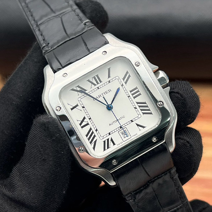 Cartier Santos Automático 38mm con caja de acero inoxidable, esfera blanca, correa de cuero negro y detalles azules.