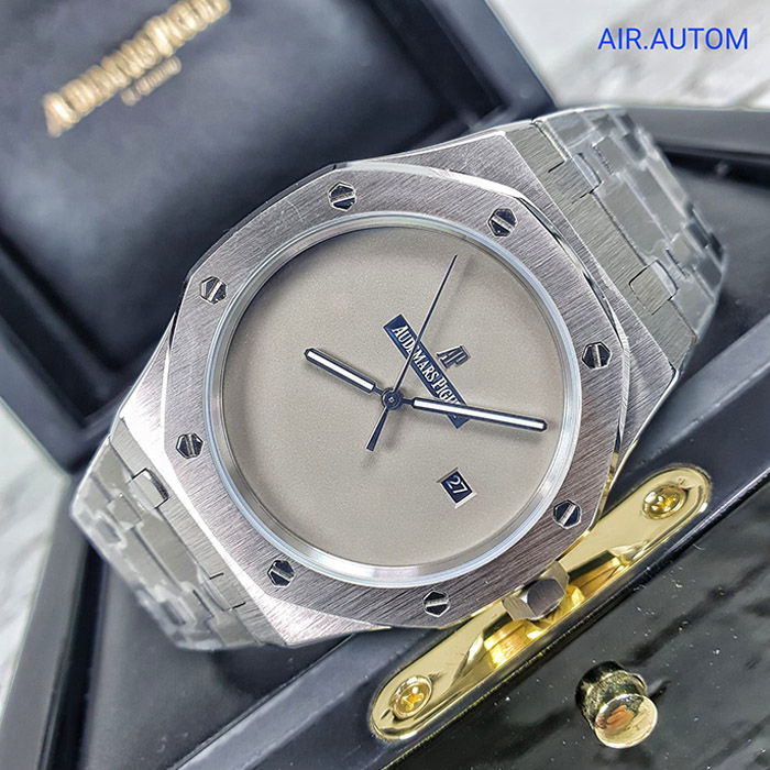 Reloj Audemars Piguet Royal Oak con diseño minimalista en tono plateado, maquinaria automática y estilo moderno.