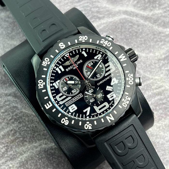 Reloj Breitling Endurance Pro con correa negra, diseño deportivo y cronógrafo funcional.