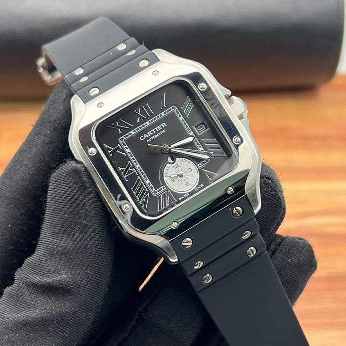 Cartier Santos Automático 38mm con correa de goma negra y detalles en acero inoxidable, perfecto para quienes buscan lujo y estilo deportivo.