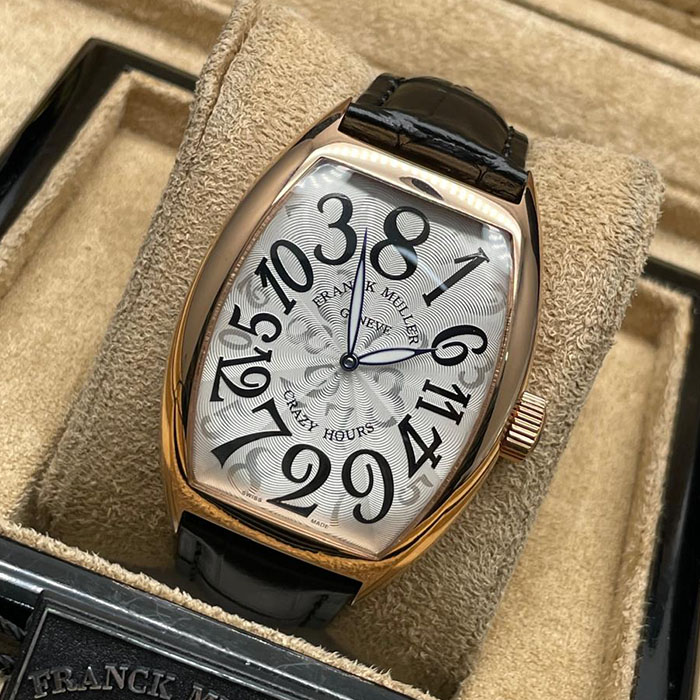 Franck Muller Geneve Crazy Hours, reloj con esfera única con números desordenados, ideal para quienes buscan un estilo audaz y exclusivo.
