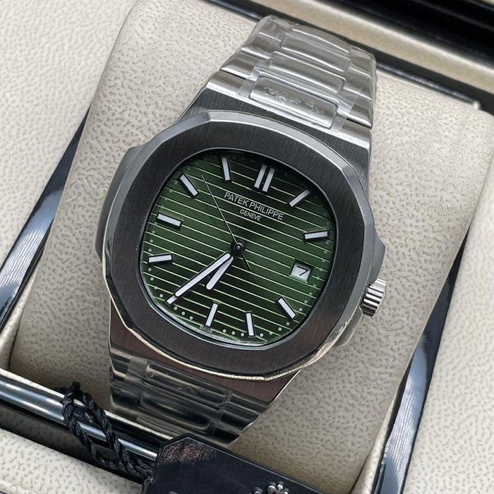 Reloj estilo Patek Philippe Geneva con esfera verde texturizada y brazalete metálico, un accesorio perfecto para complementar tu estilo moderno.