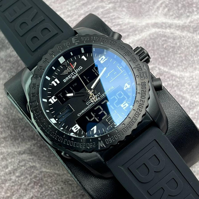 Reloj Breitling Cockpit B50 negro con pantalla digital y analógica, correa de goma resistente y diseño moderno.