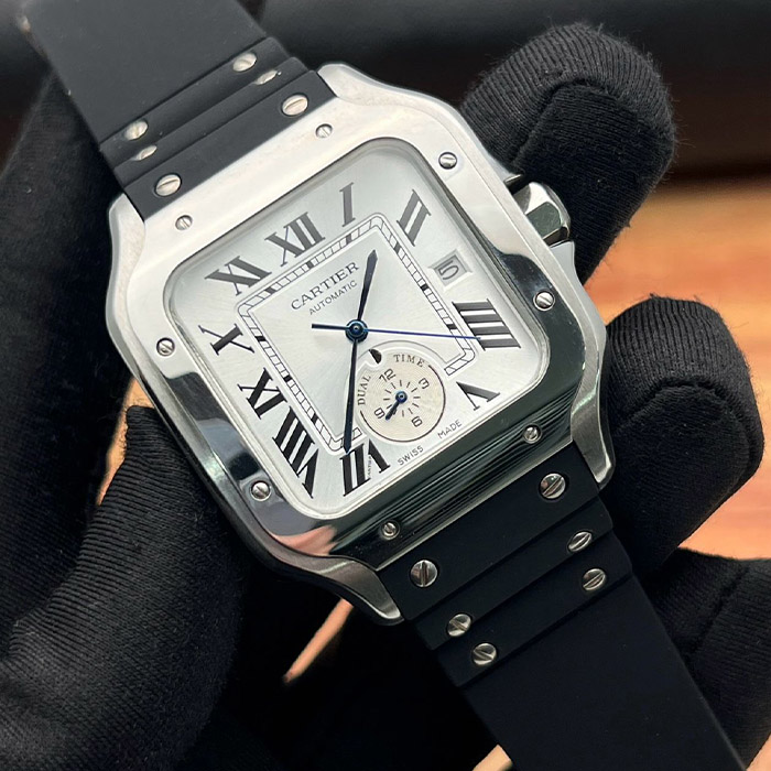 Cartier Santos Automático 38mm con correa de goma y funcionalidad de hora dual, un diseño elegante y deportivo para todos los estilos.