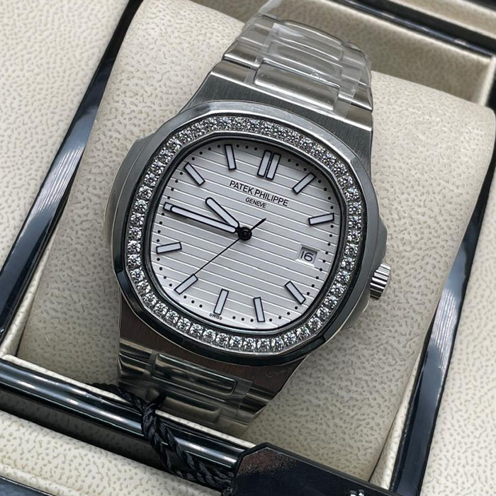 Reloj estilo Patek Philippe Geneva con bisel brillante y esfera plateada texturizada, ideal para un look sofisticado y moderno.