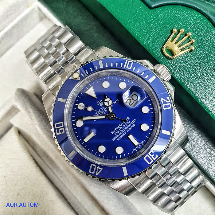 Reloj Rolex Oyster Perpetual Submariner con diseño resistente al agua y elegante, perfecto para actividades acuáticas y eventos formales, destacando su funcionalidad y estilo de lujo.