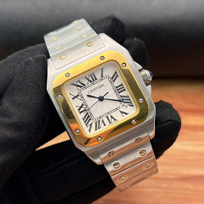 Cartier Santos Automático 34mm con detalles en oro y correa de acero inoxidable, un diseño compacto y elegante para cualquier ocasión.